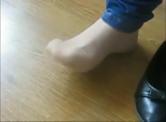 Foot Girls: Crushing small soldier toy
