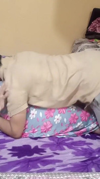 ในห้องนอนพี่สะใภ้ ฉันเย็ดน้องสาวพี่สะใภ้