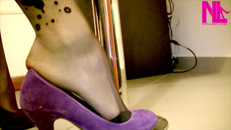 Nyllady: Shoeplay in Violet Velvet Pumps and Black Butterflied Pantyhose