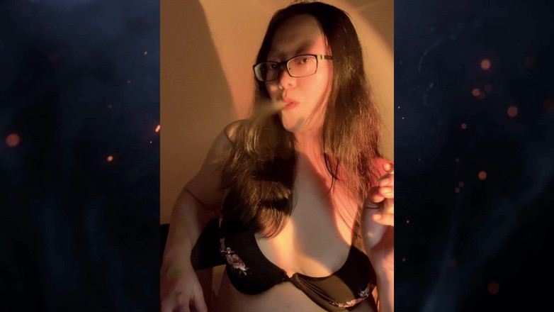 Smoking Asian: Pakaian dalam MILF Asia merokok sebenar | Ashtray kotor bertemu buah...