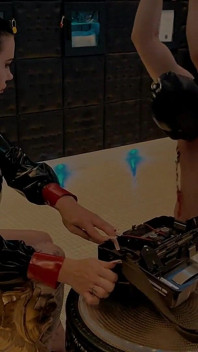ミス・アレッサ・ミラノがひざまずいてショックを受け、叫び声を上げるエレクトロプレイ