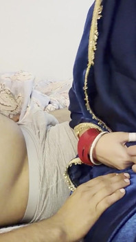 Une belle femme se fait baiser avant d’aller à la soirée