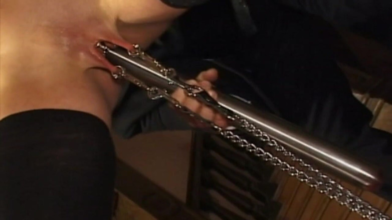 Absolute BDSM films - The original: Tatuada menina humilhante apertando a buceta