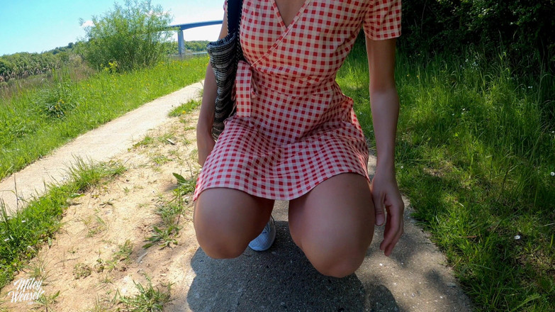 Miley Weasel: Si blonde miang dengan palam dalam pantat dapatnya di kanal!!