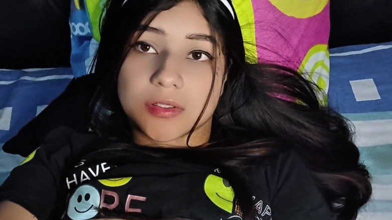 Yulieth Gomez: Fată de 18 ani își scoate fusta în fața oglinzii - Hai să ne...