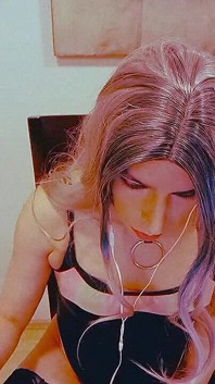 Shemale masturbée