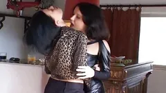 Chicas lesbianas francesas compartiendo un consolador grande en la taberna