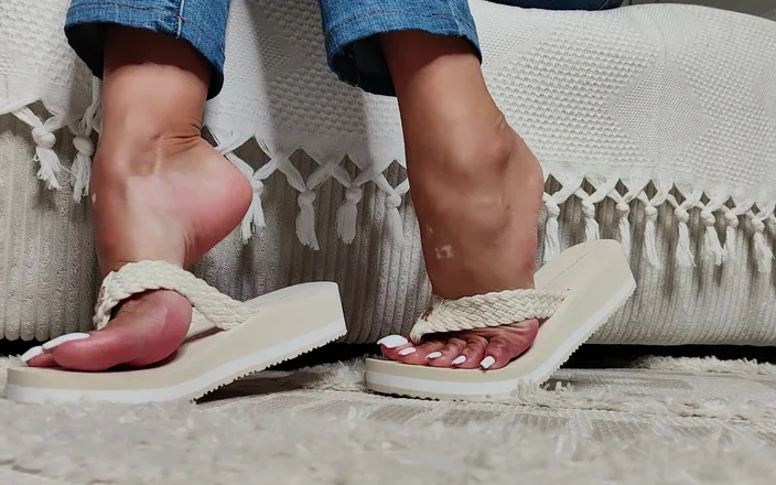 Goddess Lena: Bàn chân của tôi trong nền tảng Beige Slides