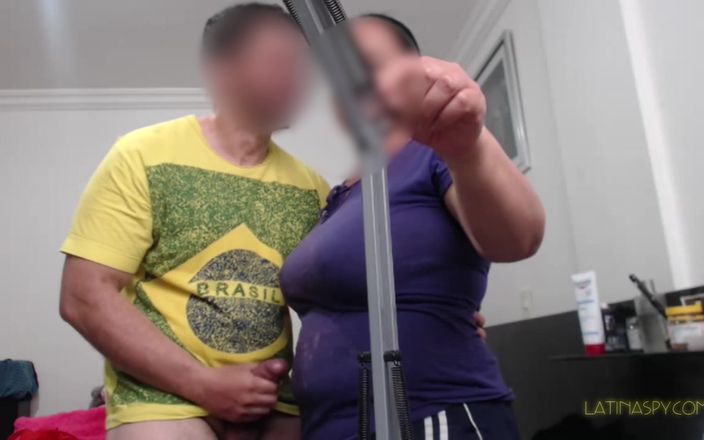 Latinaspy: メイドは彼女の上司が彼のペニスを引き出し、その後彼は彼女をパイズリファックするときに射精します