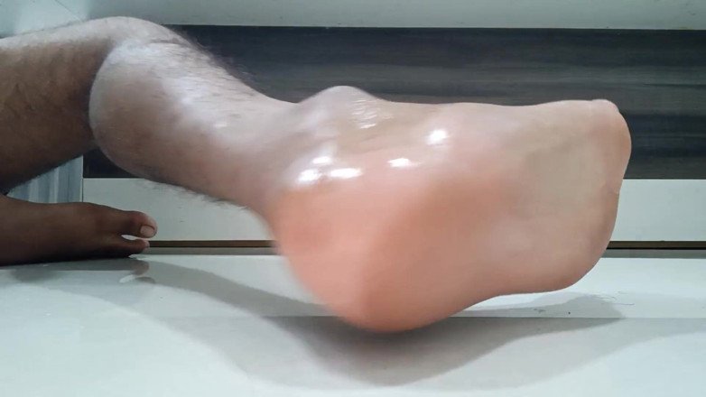 Fetish guys: Meminyakkan Kaki Saya Dengan Perlahan-lahan - Klip Fetish #2