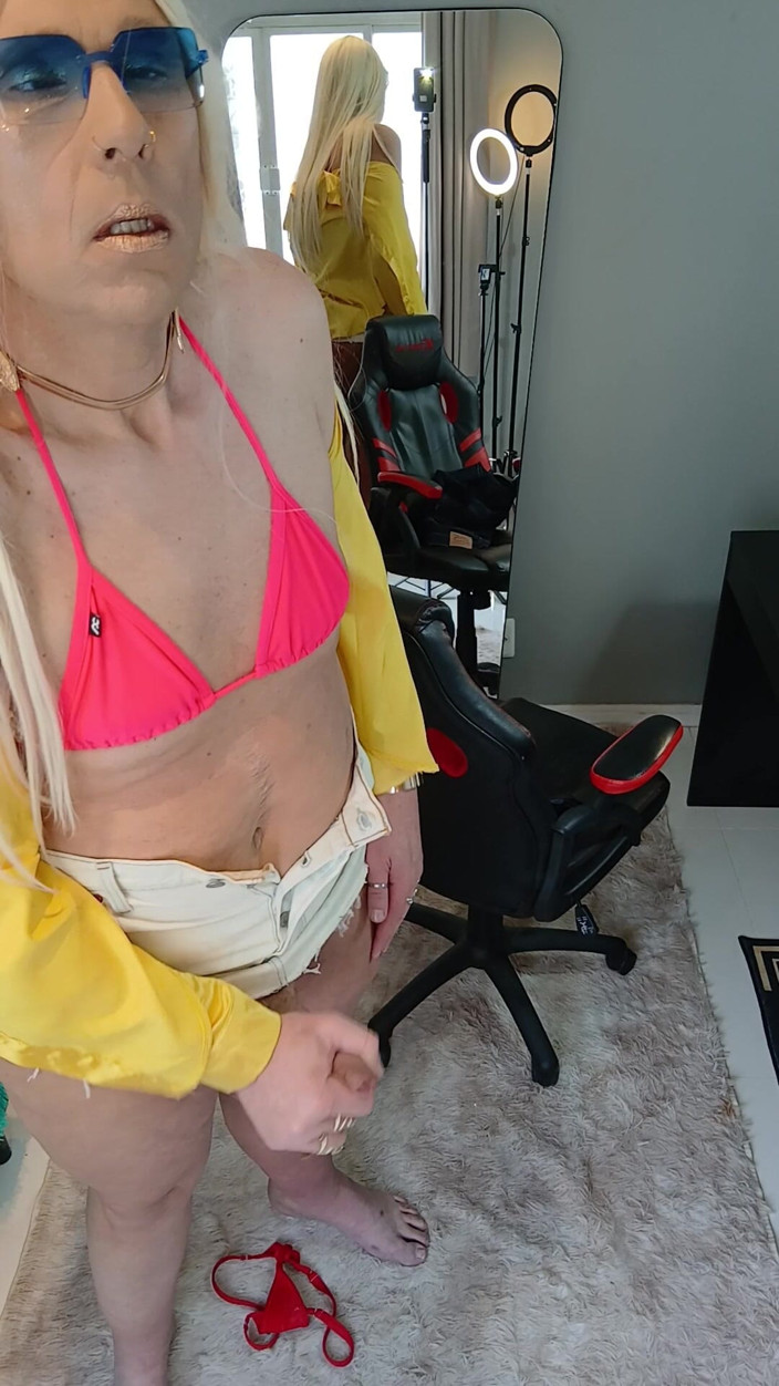 Sexy ass CDzinhafx: Aftrekken en veel klaarkomen in de korte broek