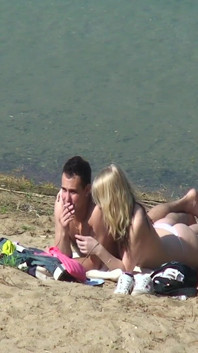 Una coppia di giovani nudisti sono spiati mentre fanno sesso e si divertono sulla spiaggia