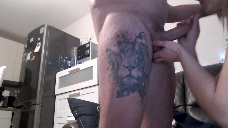 MagicStas: Amateur verlegen meisje pijpbeurt in de keuken