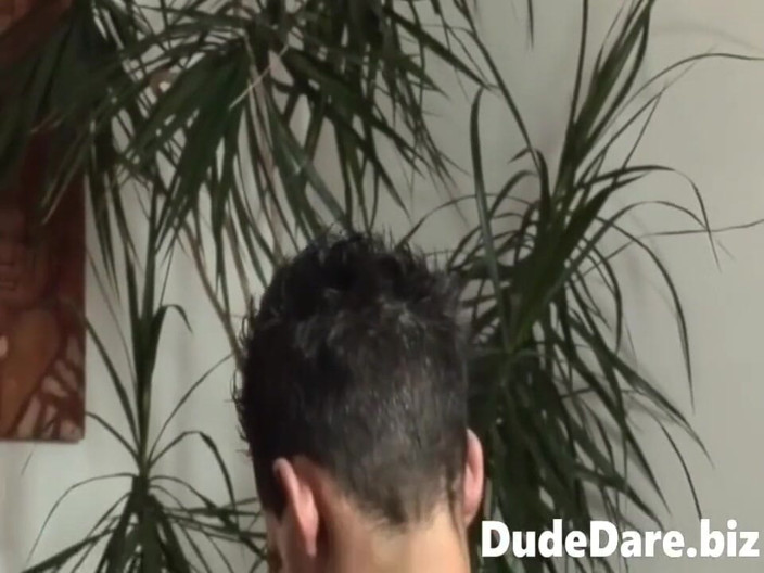 DudeDare: Il buco del culo del tipo riempito da un cazzo...