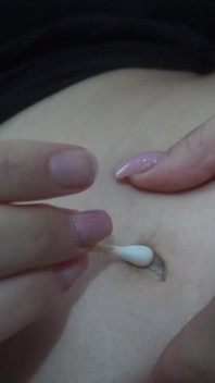 Sora vitregă latino Curățarea buricului cu un tampon de bumbac și apoi după curățare ea începe să se joace cu burta ei