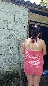 La douche ne fonctionne pas, une femme mariée demande de l'aide à l'concierge de la ferme pour utiliser juste une serviette et paye pour le sexe