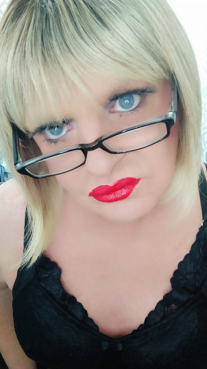 Emma Browne: सुनहरे बालों वाली Tgirl एकल