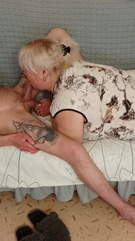 Madrastra chupa mi polla y traga semen
