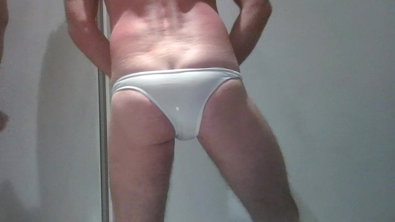 Alan Long: ¡Bajando las escaleras del edificio en mis bragas!