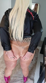 Geoliede benen bikini de volledige video met een expliciet totaal verlichting einde