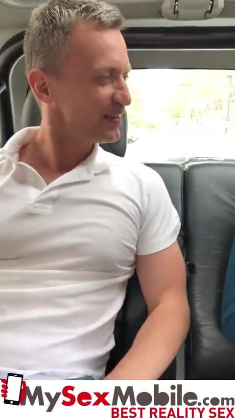 MySexMobile: Anna De Ville berkongkek dubur di dalam kereta dengan batang...