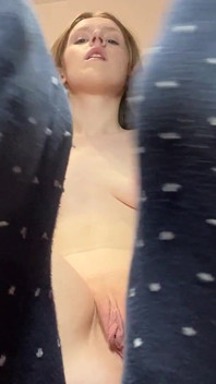 Tirando Minhas Meias E Massageando Meu Pé Com as Mãos