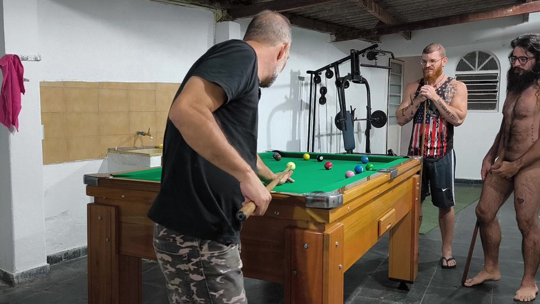 carmonaoficial: Mit Freunden spielen und sich ausziehen