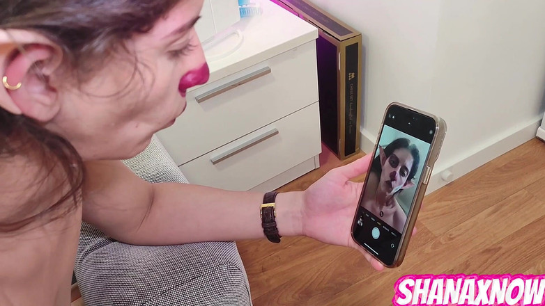 Shanaxnow: Tubuh berubah menjadi wanita manusia werewolf yang sange mengkhayalkan kakinya