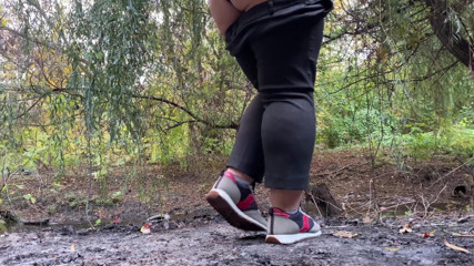 Elena: Mamă sexy îmbrăcată în pantaloni se pișă în aer liber