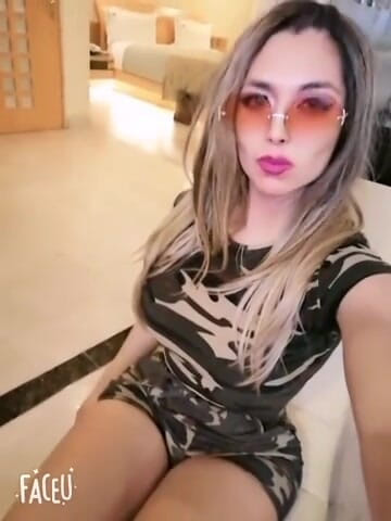 Barbietransxxxx: tranny w niskiej sukience dla swojego kochanka w hotelu