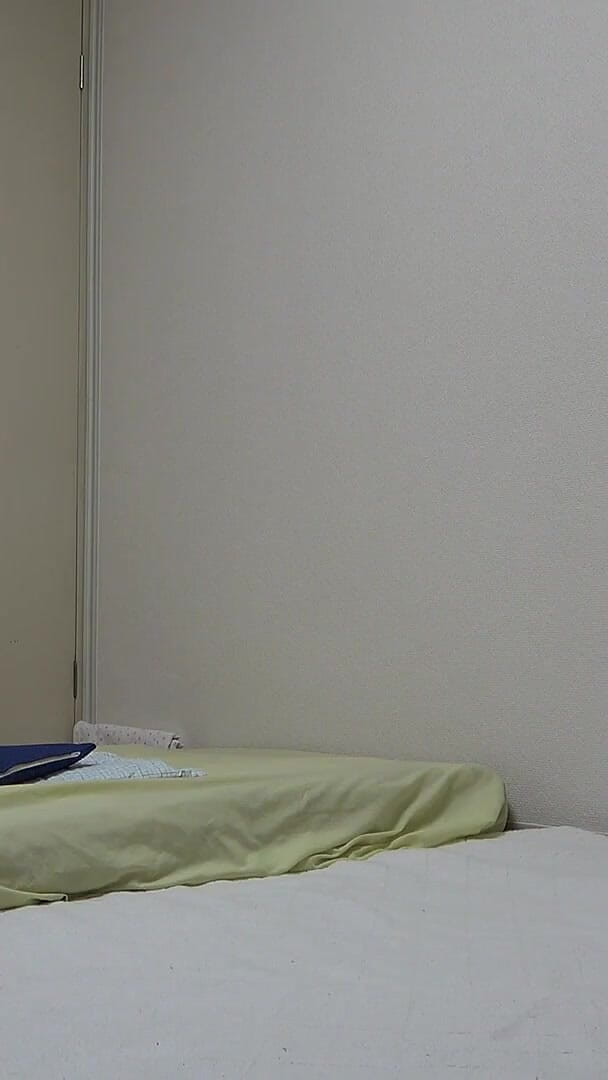 Gals apartment: Gros nichons déversés d’un t-shirt trop court, la culotte en...