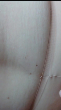 Nylonjunge fode uma avó de meia-calça