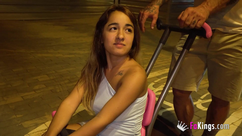 FAKings: Petite Babe Munequita Enfadada Tries the Marvels of Hardcore Sex!