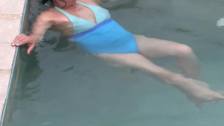 Ardientes69: Vídeo 1 de 3 - Minha esposa de 58 anos se mostra na praia