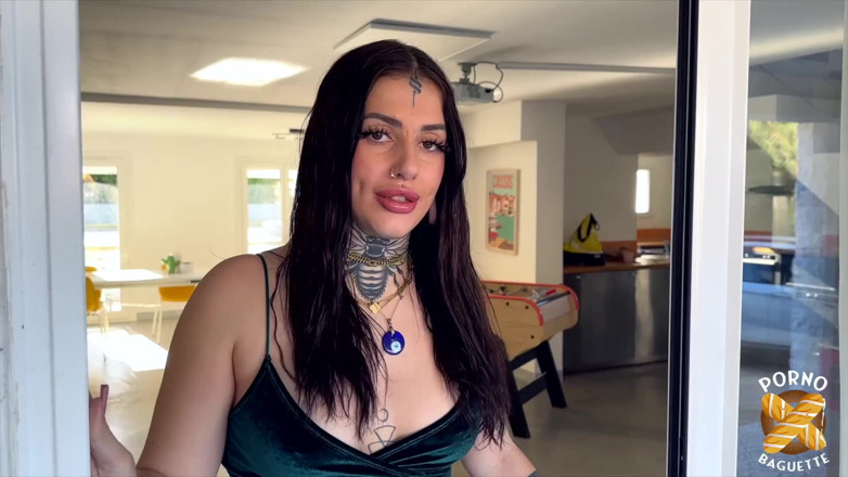 Porno Baguette: Laeticia, den underbara brunetten älskar att ta ledningen