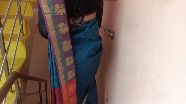 Pushpa studio: Femme au foyer infidèle dans les escaliers