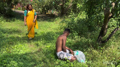 Tightmaal: Nové videohot Desi Bhabhi viděla popeláře, šla k němu a začala...