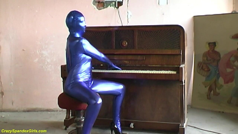 Kelly in spandex: Costum de pisică cu corp complet cu Renata