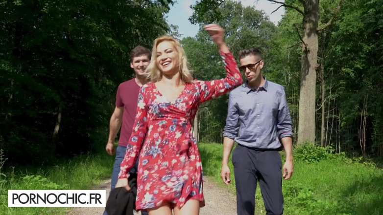 Pornochic: Cherry Kiss in An Irresistible Outdoor Threesome