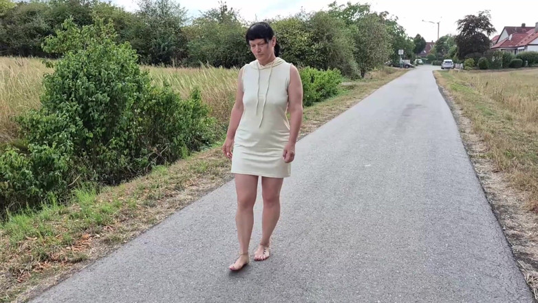 Yvette xtreme: Barefoot on Tour - Video Request Fulfilled!