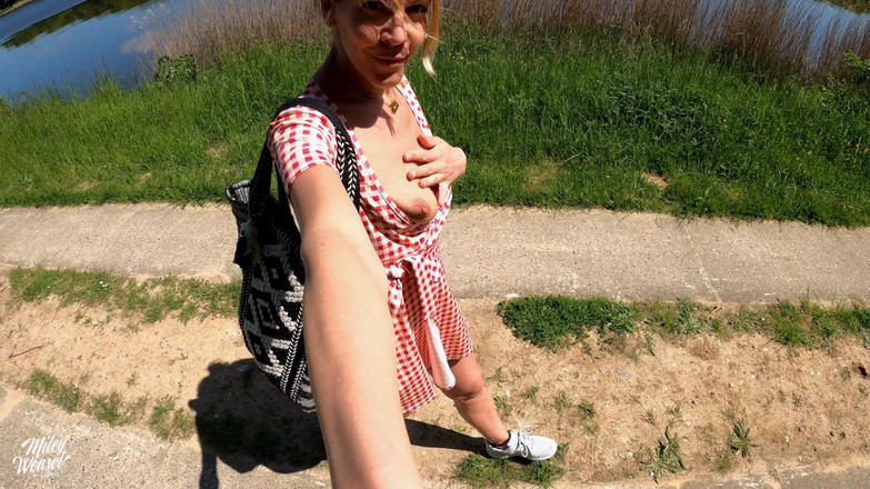 Miley Weasel: 屁股塞的饥渴金发女郎在运河上被干！！