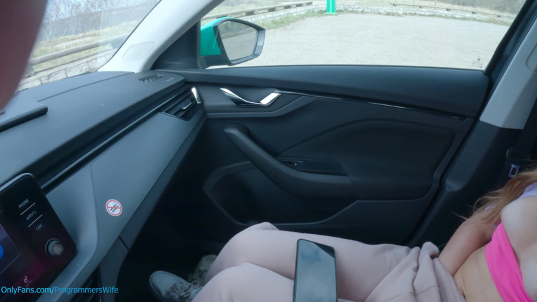 ProgrammersWife: Une ado se masturbe dans un parking en regardant sa...