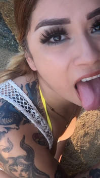 La milf tatuata nery lo prende un duro martellante a pecorina sulla spiaggia