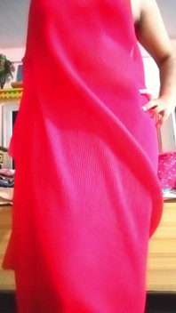 Indický gay crossdresser gaurisissy mačká její velká prsa v růžovém sárí