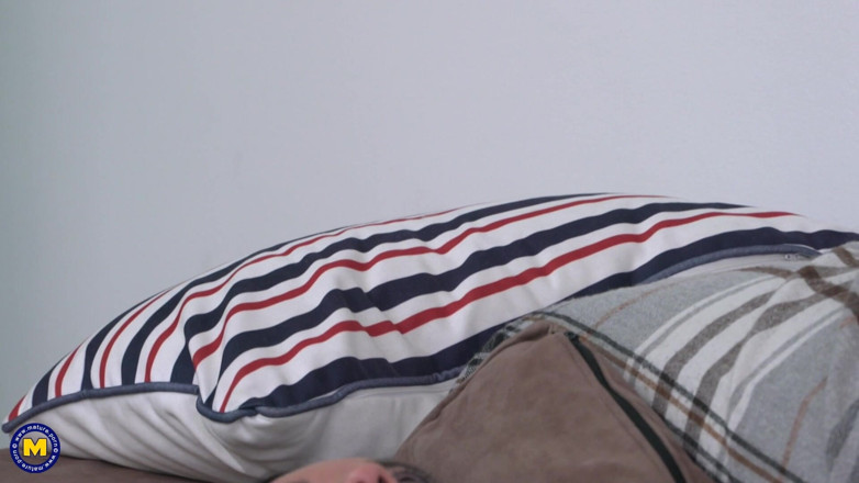 Mature Solo NL: Elivia, MILF BBW Sexy, Exhibe Ses Gros Seins, Son Gros...