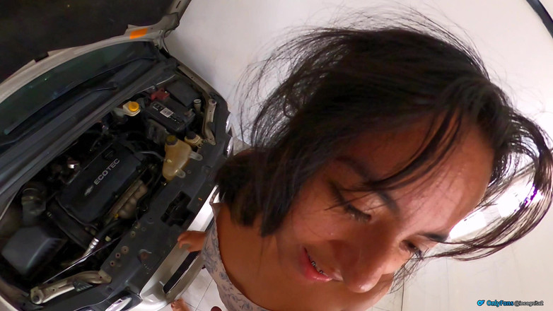 Solo_incognita: 我帮助被卡住的女孩，但首先我按摩她的阴户