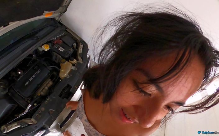 Solo_incognita: 我帮助被卡住的女孩，但首先我按摩她的阴户