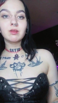 Brunetă alternativă sexy care bea apă strălucitoare și se îneacă
