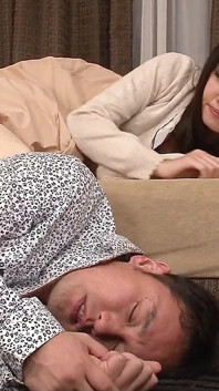 Drobná japonská nevlastní dcera svádí staršího chlapa necenzurovaným JAV tabuizovaným sexem
