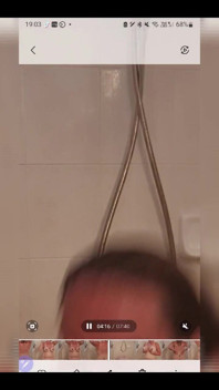 Právě se sprchuje